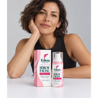 Felissa Sérum Facial — modelo sosteniendo el producto